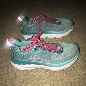 HOKA  W bondi 6 running shoes!!